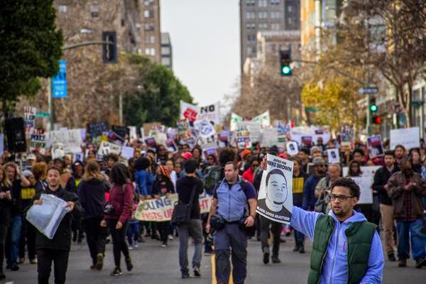 Diritto di manifestare e repressione poliziesca: cronaca di un arresto di massa nel cuore della California