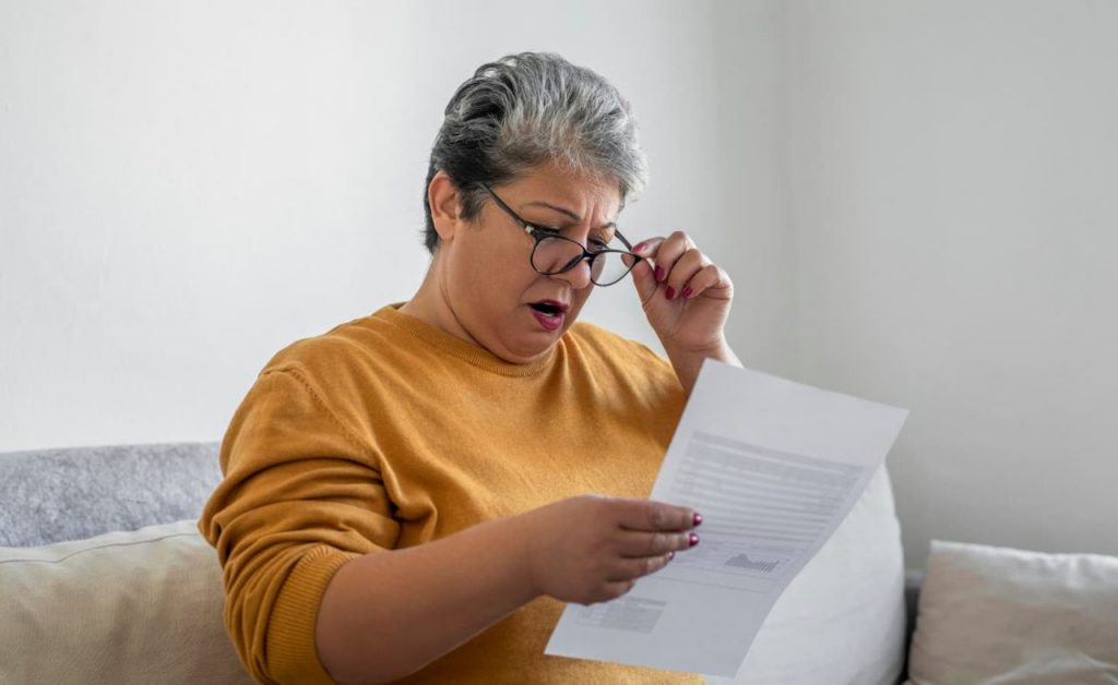 Donna che riceve una lettera di accertamento fiscale dall'Agenzia delle Entrate