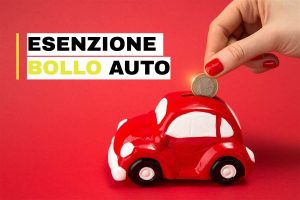 donna che mette una moneta dentro un salvadanaio a forma di auto e scritta "esenzione bollo auto"