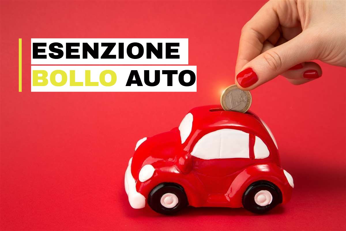 donna che mette una moneta dentro un salvadanaio a forma di auto e scritta "esenzione bollo auto"