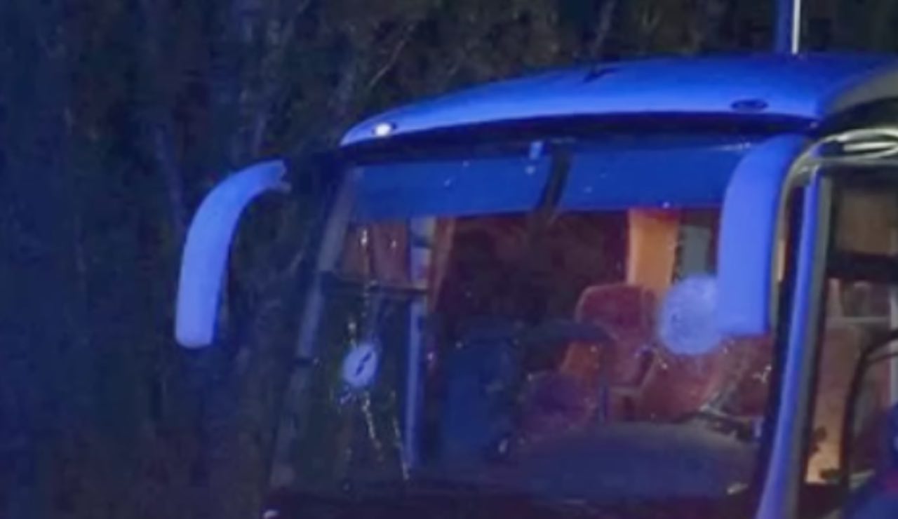Pistoia Basket, bus di tifosi finisce al centro di una brutale aggressione: morto uno degli autisti dopo essere stato colpito da una pietra