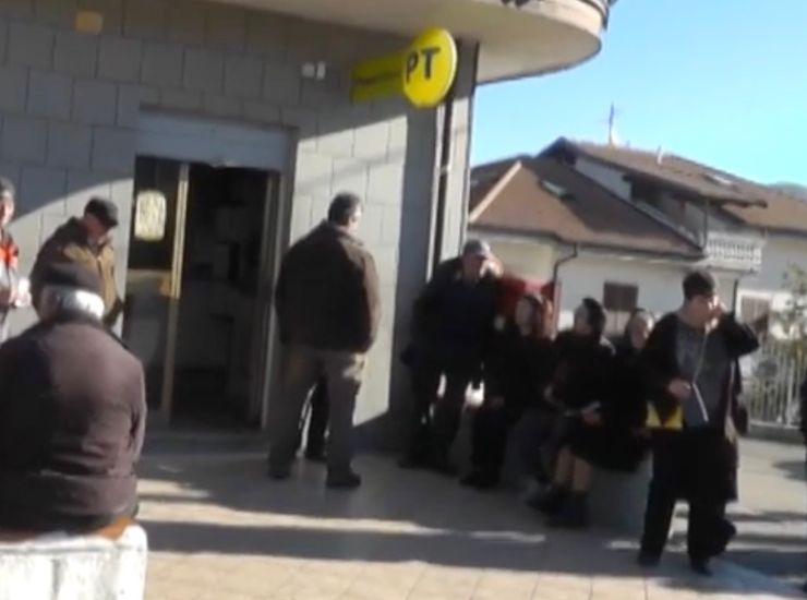 anziani in fila - YouTube - thebottomup.it