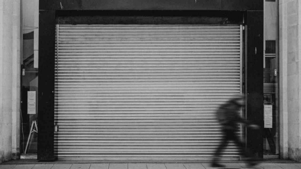 chiusura negozio - freepik - thebottomup.it