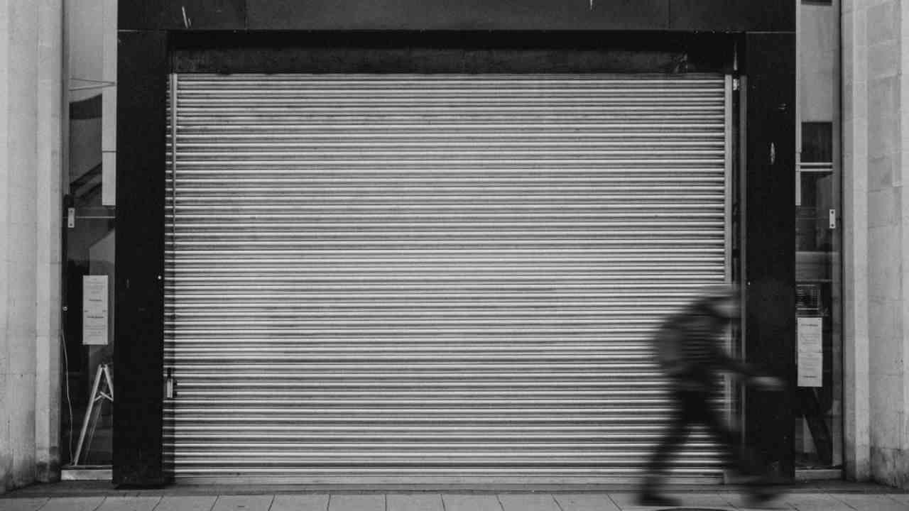 chiusura negozio - freepik - thebottomup.it