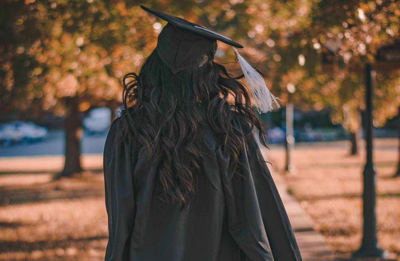 donna di spalle con cappello accademico
