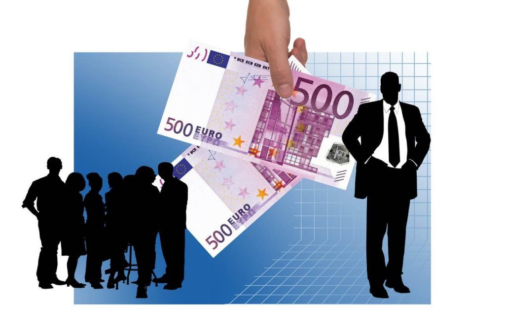 Illustrazione banconote da 500€, ombra datore di lavoro e dipendenti