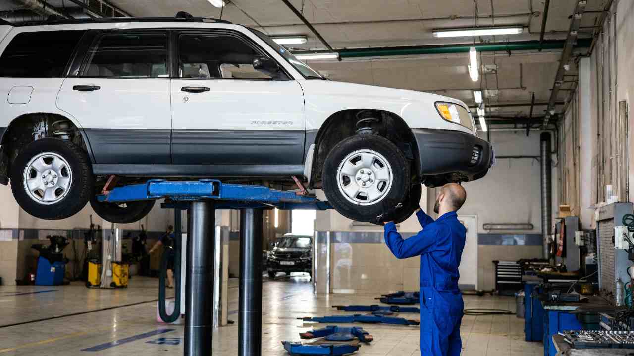 Revisione auto, ultimo avviso a novembre poi sei spacciato | Se ti beccano sei nei guai: ecco cosa devi fare immediatamente