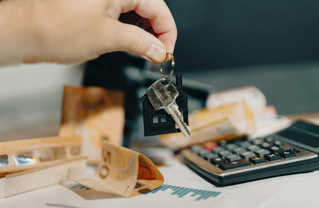 chiavi soldi e calcolatrice