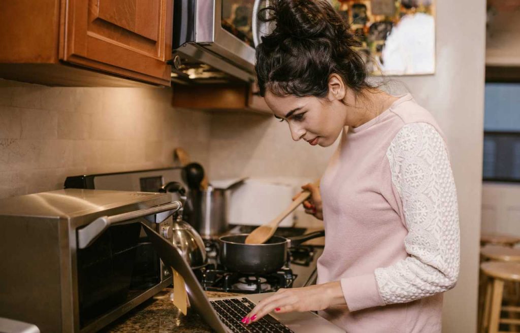 Organizza la routine | 7 consigli per le casalinghe che vogliono sentire meno il peso delle faccende: lo fa chi conosce i trucchi