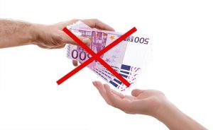 mani che si passano soldi con croce sopra concetto di cancellare