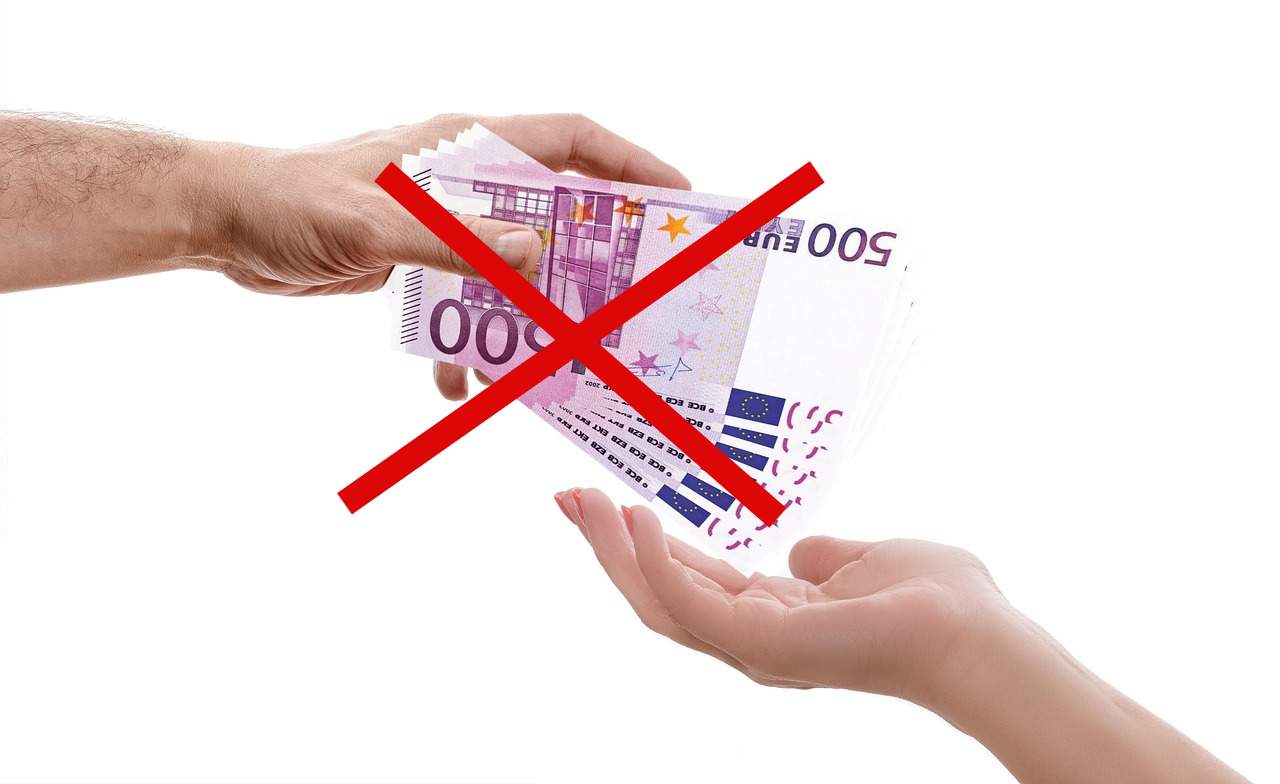 mani che si passano soldi con croce sopra concetto di cancellare