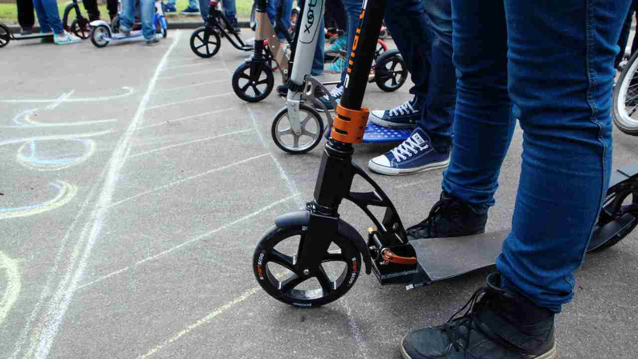 Monopattini, basta scuse | targa adesiva e multe più salate: cosa è cambiato 2025 (non tutti ancora si sono adeguati)