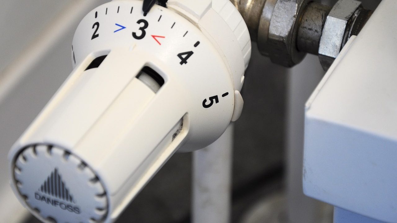 Casa calda senza spese folli | Trucchetto semplice: abbassa 1 °C e scopri il risparmio nascosto